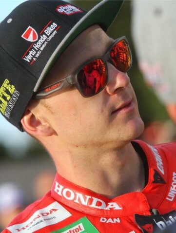 Dan Linfoot est en approche pour le compte du team Suzuki en endurance