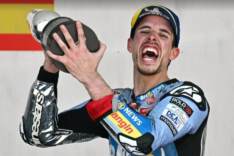 Alex Marquez soulève son trophée du GP d'Espagne