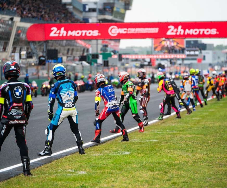 Pilotes sur la grille de départ des 24 Heures Motos, Circuit Bugatti Le Mans