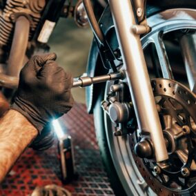 entretien moto sportive démontage roue avant et système de freinage