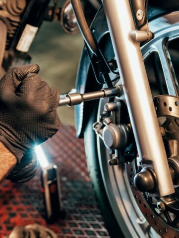 entretien moto sportive démontage roue avant et système de freinage