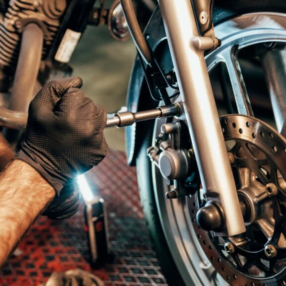 entretien moto sportive démontage roue avant et système de freinage