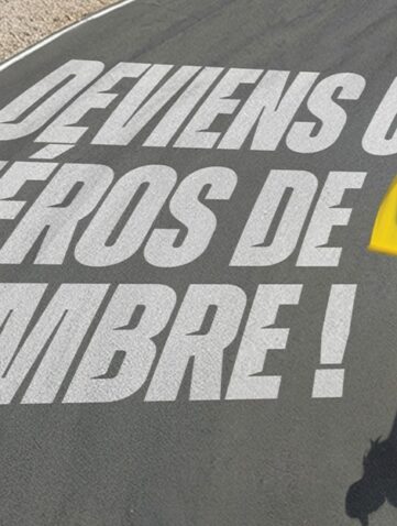 Commissaire de piste avec drapeau jaune sur circuit mettant en avant le rôle des héros de l’ombre en sport moto