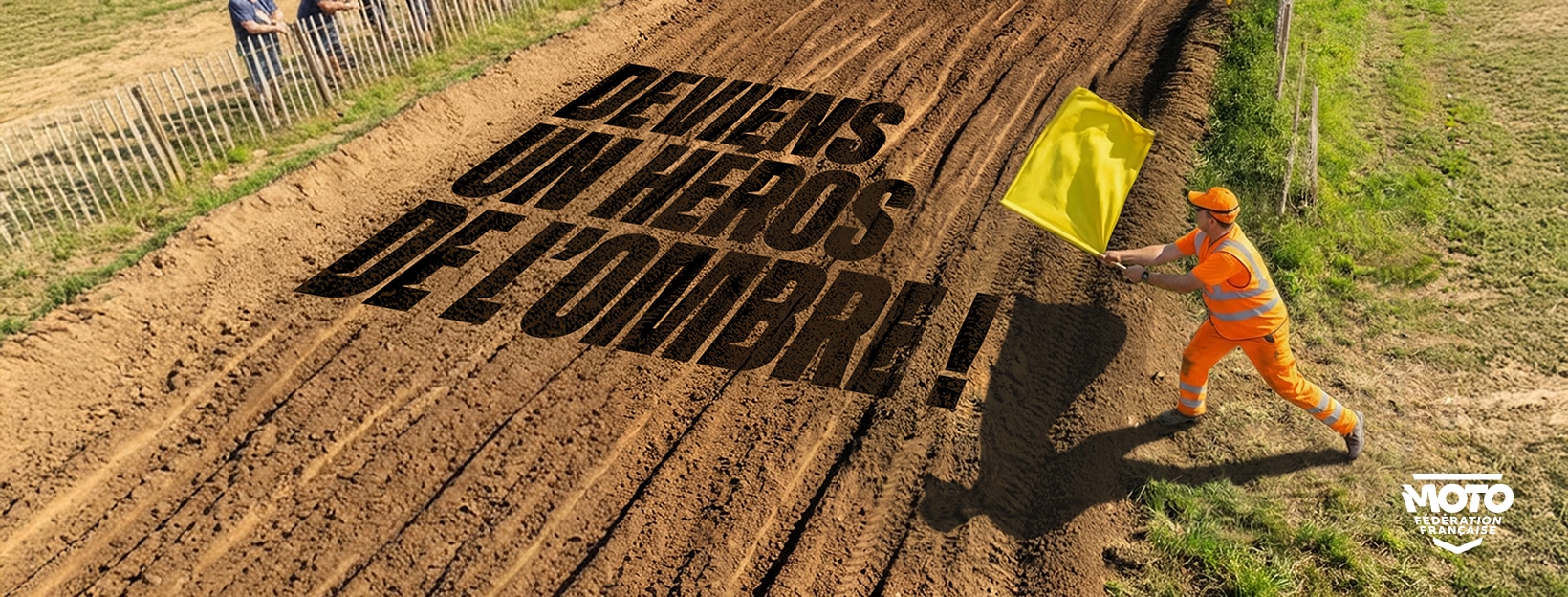 Commissaire de piste motocross avec drapeau jaune mettant en avant les héros de l’ombre sur circuit tout-terrain