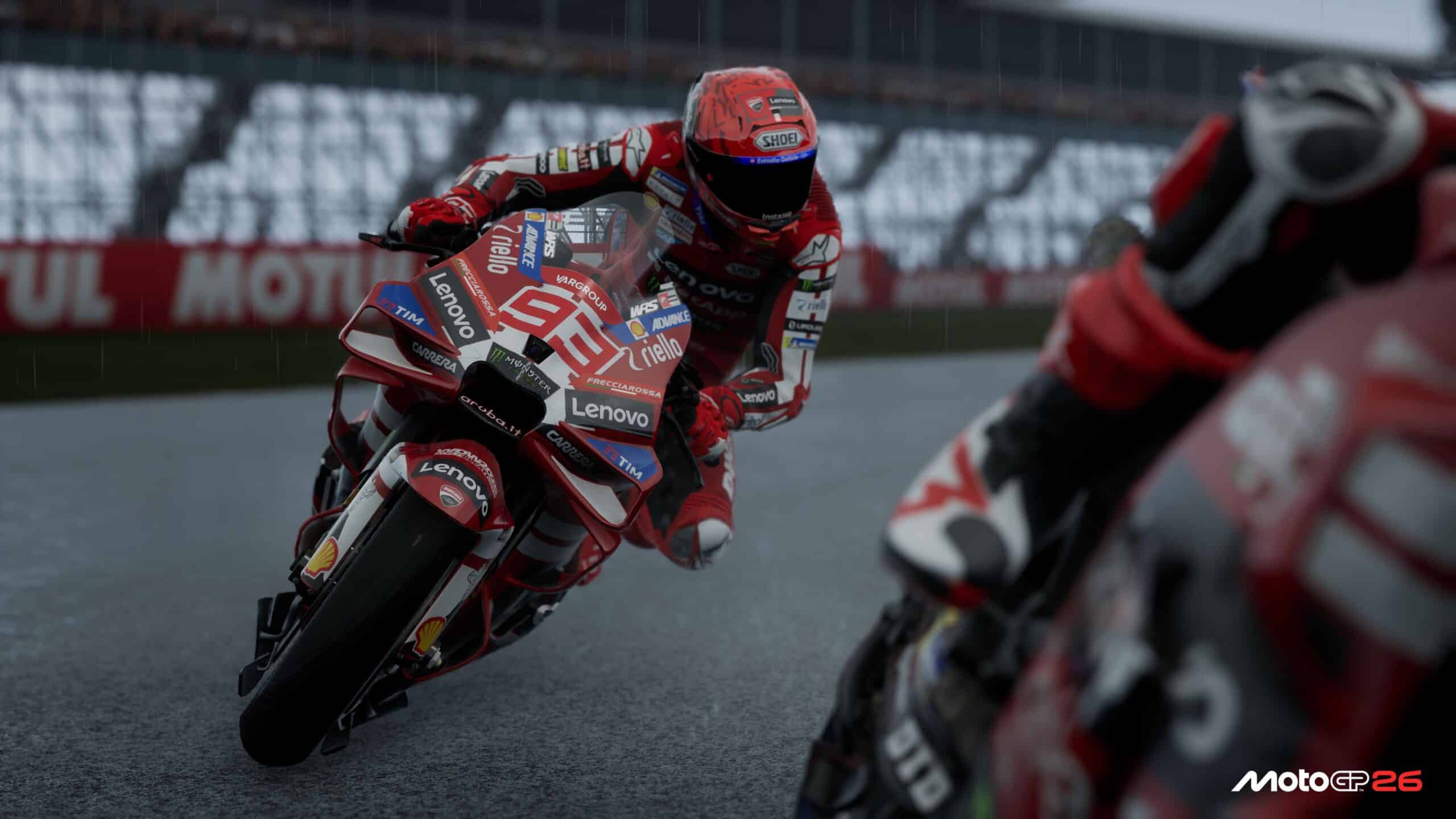 MotoGP 26 gameplay sous la pluie avec pilote Ducati en virage, conditions réalistes et piste mouillée