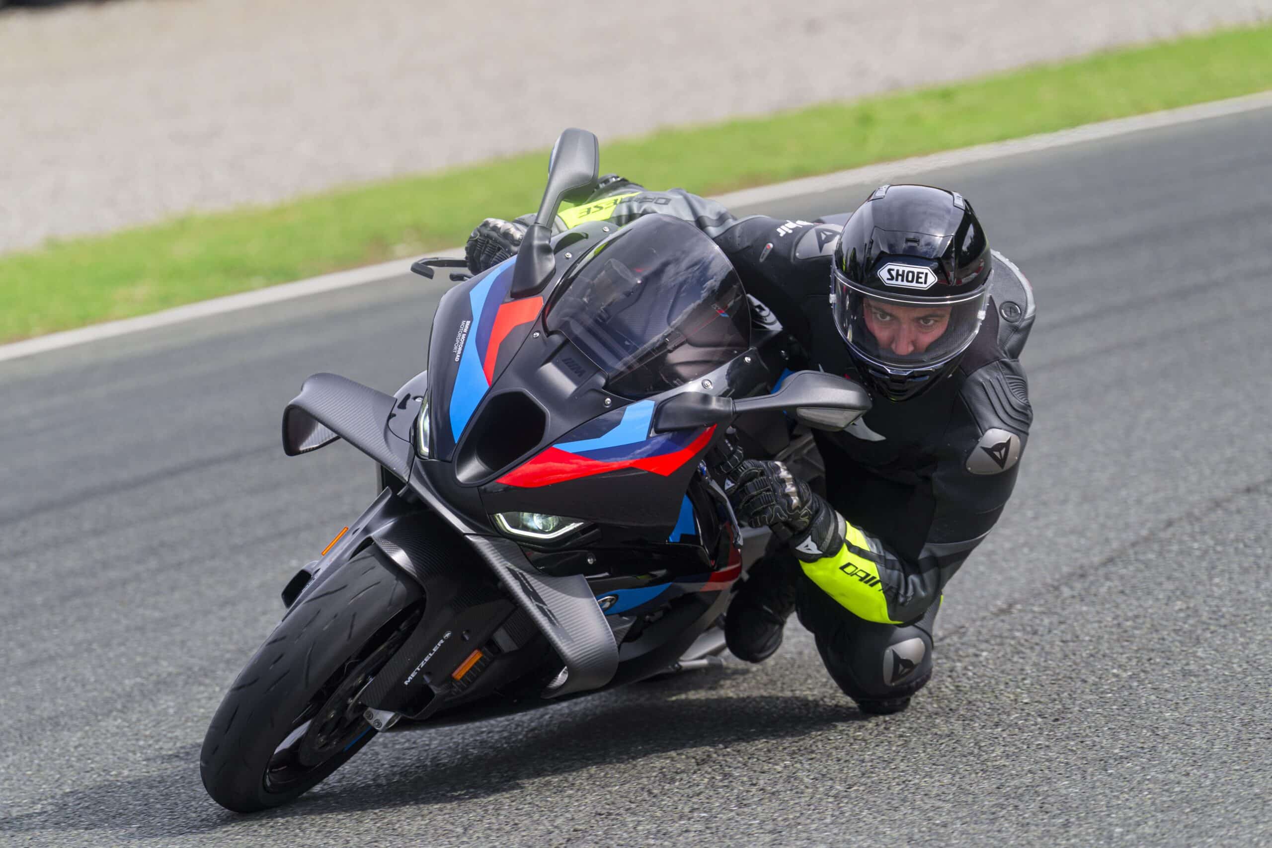 Moto sportive BMW en action sur circuit équipée de pneus Metzeler Sportec 01 RS