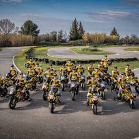 eunes pilotes de la KF78 Academy réunis sur la piste avec leurs motos aux couleurs MotoGP26