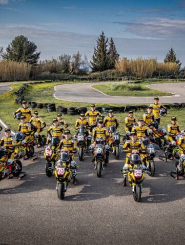 eunes pilotes de la KF78 Academy réunis sur la piste avec leurs motos aux couleurs MotoGP26