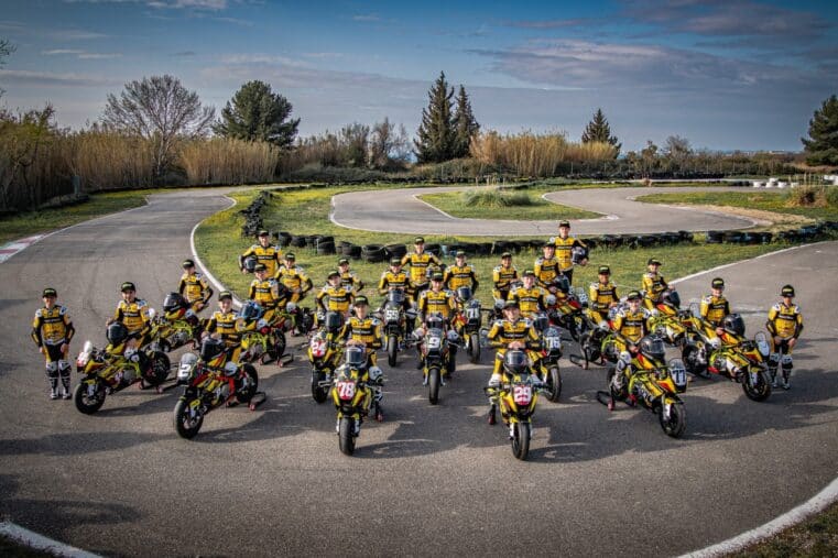 eunes pilotes de la KF78 Academy réunis sur la piste avec leurs motos aux couleurs MotoGP26