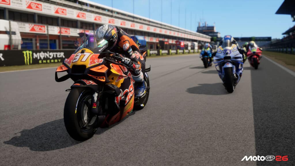 Course MotoGP dans MotoGP 26 avec plusieurs pilotes en pleine accélération sur circuit.