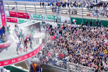 Podium des 24 Heures Motos 2026 : le YART Yamaha Official EWC Team fête sa victoire au champagne devant une foule dense au Mans