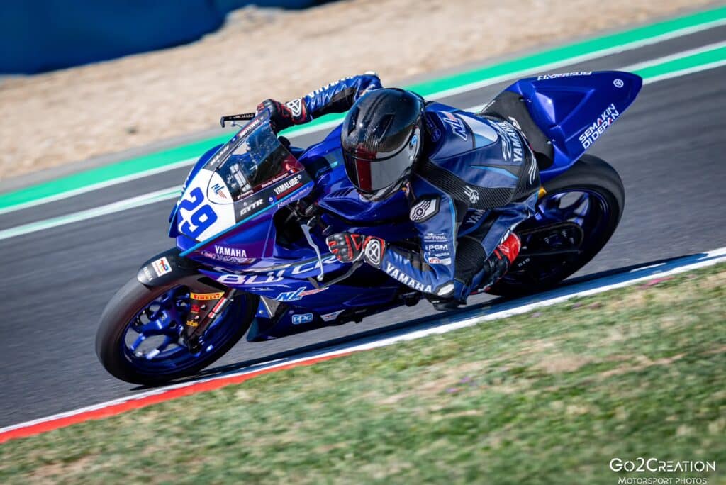 Roméo Moneyron en action sur sa Yamaha R3 à Magny-Cours