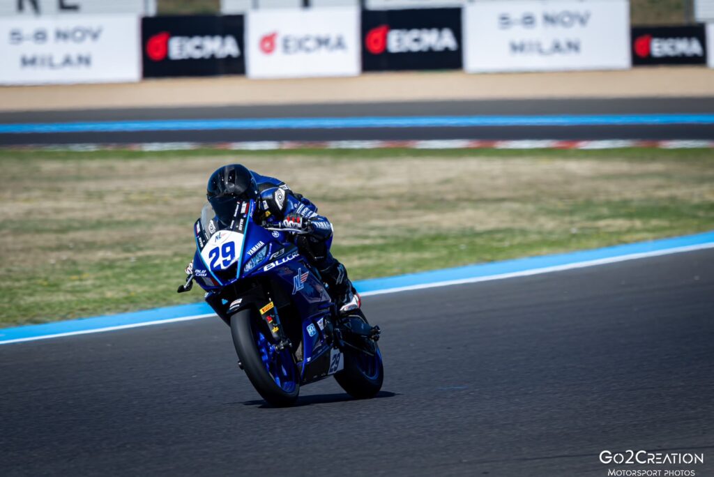 Roméo Moneyron au guidon de sa Yamaha R3 à Magny-Cours