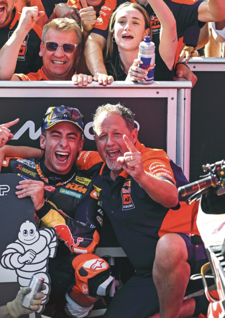 Pedro Acosta et l’équipe KTM célèbrent sa première victoire en MotoGP à Spielberg
